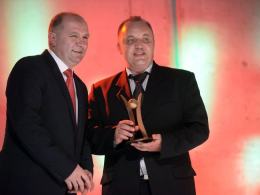 Robert Nabrdalik z firmy Helixia odbiera statuetkę za produkt spożywczy - ślimaki w sosie własnym.