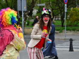 Na placu Wolności było dziś wesoło i kolorowo m.in. za sprawą wolontariuszy Fundacji Dr Clown.