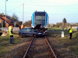 Samochód wjechał na przejeździe kolejowym pod szynobus