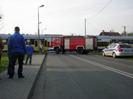 Samochód wjechał na przejeździe kolejowym pod szynobus