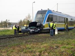 Samochód wjechał na przejeździe kolejowym pod szynobus