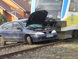 Samochód wjechał na przejeździe kolejowym pod szynobus