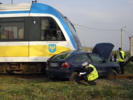 Samochód wjechał na przejeździe kolejowym pod szynobus