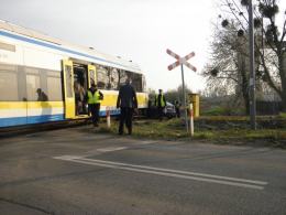 Samochód wjechał na przejeździe kolejowym pod szynobus