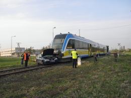 Samochód wjechał na przejeździe kolejowym pod szynobus