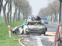 Kierowca spłonął w samochodzie po zderzeniu z ciężarówką.