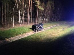 Kierowca golfa uderzył w tico i porzucił samochód na A4