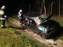 Kierowca golfa uderzył w tico i porzucił samochód na A4