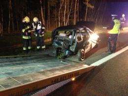 Kierowca golfa uderzył w tico i porzucił samochód na A4