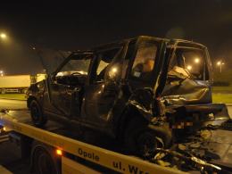 Kierowca golfa uderzył w tico i porzucił samochód na A4