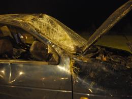 Kierowca golfa uderzył w tico i porzucił samochód na A4