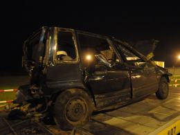 Kierowca golfa uderzył w tico i porzucił samochód na A4