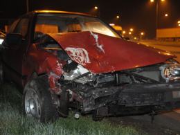 Kierowca golfa uderzył w tico i porzucił samochód na A4
