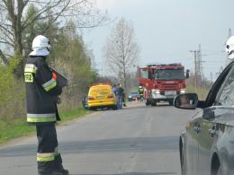 Renault wypadło z drogi i uderzyło w betonowy murek