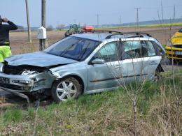 Renault wypadło z drogi i uderzyło w betonowy murek