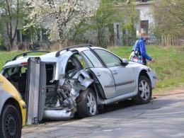 Renault wypadło z drogi i uderzyło w betonowy murek