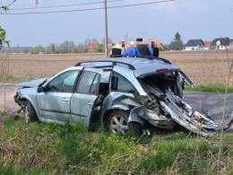 Renault wypadło z drogi i uderzyło w betonowy murek