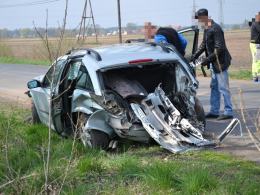 Renault wypadło z drogi i uderzyło w betonowy murek