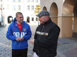 Piłkarze Odry rozdawali bilety na mecz Opolanom