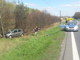 Mitsubishi uderzyło w znak drogowy, słup i drzewo