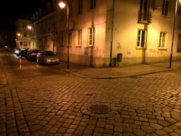 Na skrzyżowaniu ulicy Staromiejskiej z Osmańczyka drogowcy zamontowali słupki.