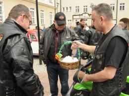 Wielkanocnym jajeczkiem częstował Krzysztof Kawałko, na co dzień wiceprezydent Opola, a dziś - jak podkreśla - po prostu motocyklista.