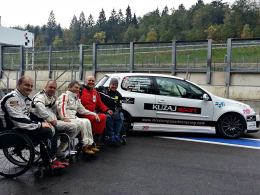 Team niepełnosprawnych kierowców (Marek Wiśniewski w czerwonym kombinezonie).