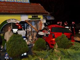Volkswagen golf roztrzaskał się na budynku