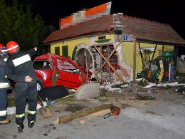 Volkswagen golf roztrzaskał się na budynku