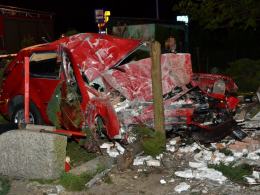 Volkswagen golf roztrzaskał się na budynku