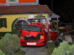 Volkswagen golf roztrzaskał się na budynku