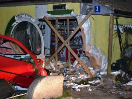 Volkswagen golf roztrzaskał się na budynku