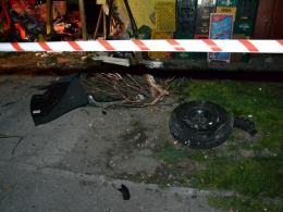 Volkswagen golf roztrzaskał się na budynku