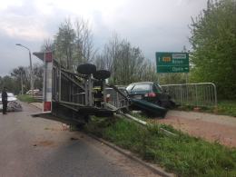 Samochód z przyczepą uderzył w bariery