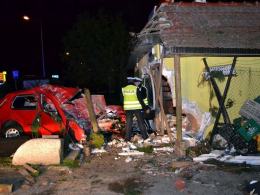 Kierowany przez Adama J. volkswagen golf dosłownie wbił się w sklep w Pisarzowicach. Kilka godzin później, niespełna 7 kilometrów dalej, znaleziono ciało kobiety, której groził.