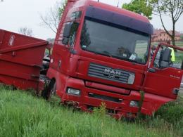 Z kolei kierowca ciężarówki tłumaczy, że zjechał do rowu by uniknąć zderzenia z kierowcą skody, który go wyprzedzał.