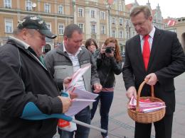 Wojewoda, wicemarszałkowie i zastępca prezydenta Opola rozdawali dziś flagi Opolanom.