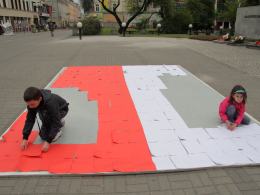 Opolanie budowali biało-czerwoną flagę