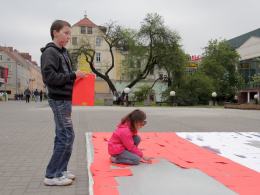 Opolanie budowali biało-czerwoną flagę