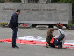 Opolanie budowali biało-czerwoną flagę