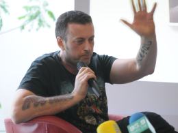 Tymon Tymański w Opolu: Zdarzyło mi się kopnąć fana