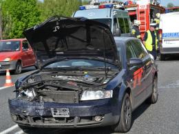 Wypadek w Dąbrowie. Dwie osoby trafiły do szpitala.