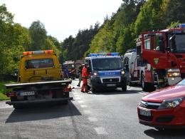 Wypadek w Dąbrowie. Dwie osoby trafiły do szpitala.