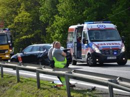 Wypadek w Dąbrowie. Dwie osoby trafiły do szpitala.