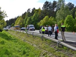 Wypadek w Dąbrowie. Dwie osoby trafiły do szpitala.