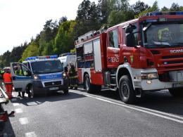 Wypadek w Dąbrowie. Dwie osoby trafiły do szpitala.
