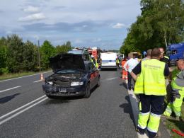 Wypadek w Dąbrowie. Dwie osoby trafiły do szpitala.
