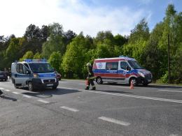 Wypadek w Dąbrowie. Dwie osoby trafiły do szpitala.