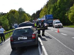 Wypadek w Dąbrowie. Dwie osoby trafiły do szpitala.
