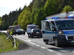 Wypadek w Dąbrowie. Dwie osoby trafiły do szpitala.